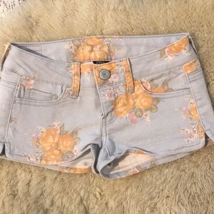 Jean shorts with floral pattern